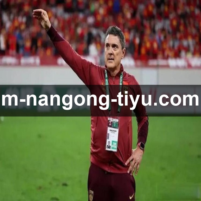 暖心一幕：对手进球后，客队卡利亚里小球迷获赠主场球迷安慰礼物